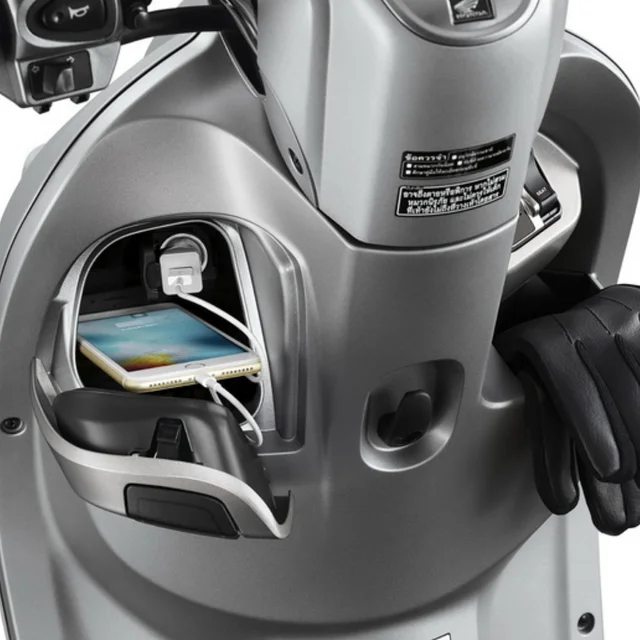 Ac Socket + Glove Box ของ Honda Scoopy i รุ่น Prestige ปี 2018