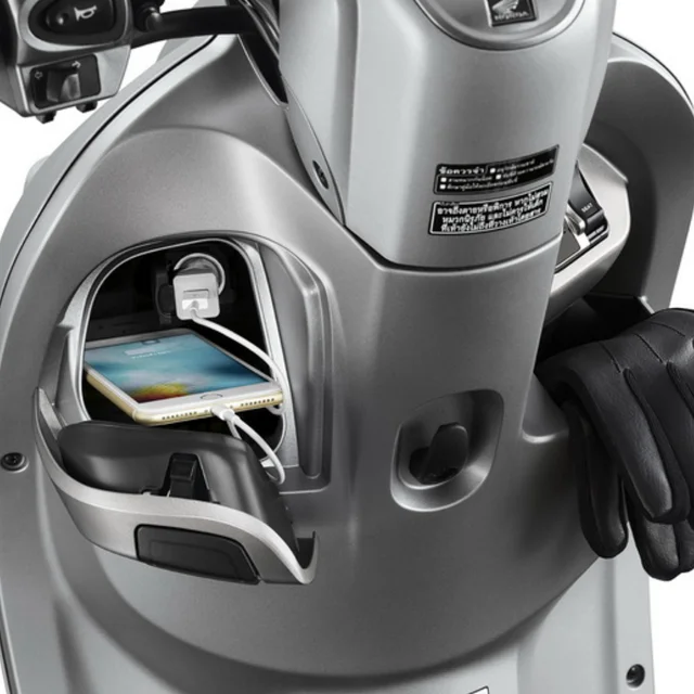  Ac Socket + Glove Box ของ Honda Scoopy i รุ่น Club 12 ปี 2018