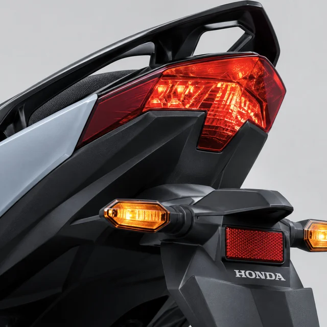 Honda-Click-150i-2018-รุ่นล้อแม็ก-Dual-LED-Tail-Light