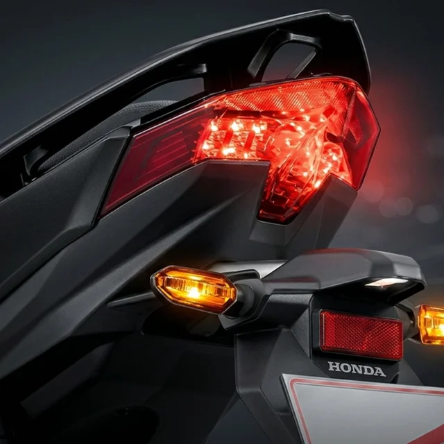 Honda-Click-150i-2022-รุ่นสตาร์ทมือ-ล้อแม็ก-Full-LED-Lighting-System