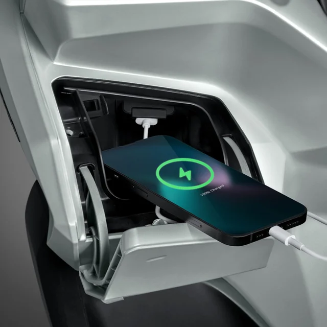 Honda-Click-160-2024-รุ่น-Special-Edition-สีดำ-น้ำตาล-USB-Charger-in-Console-Box