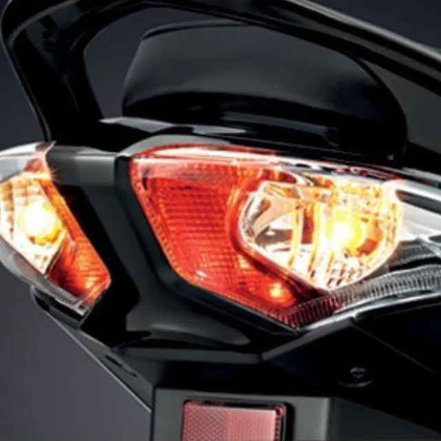 Tail Light with Built-in Indicators ของ Honda Wave 125i รุ่นสตาร์ทมือ ล้อแม็ก ปี 2015